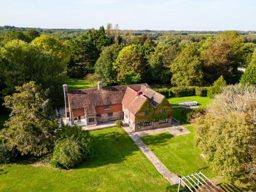 Countryside Retreat packed with Activities Tennis including Hot Tub, BBQ, Darts, Karaoke
