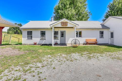 Countryside Retreat in Middlefield about 7 Mi to Town!
