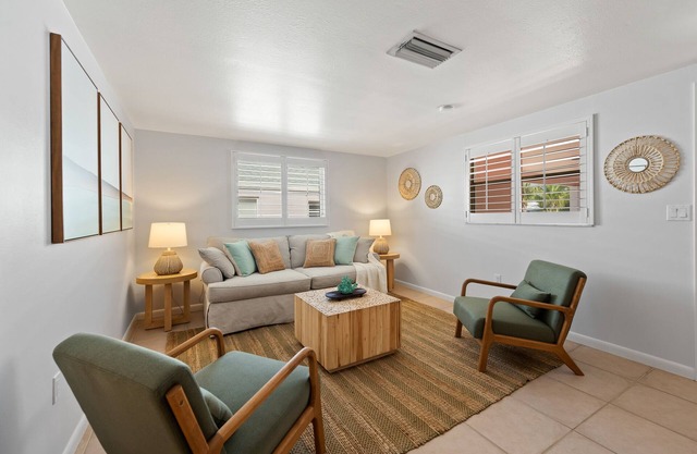 Couples Beach Getaway, 3 houses from the beach! - Summer Lovin'