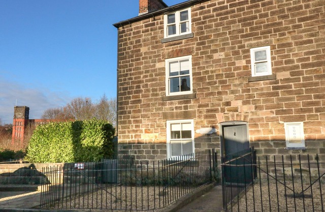COUPLING COTTAGE, pet friendly, with hot tub in Belper