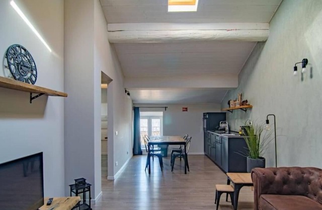 Court 2 apartment in the center with private parking
