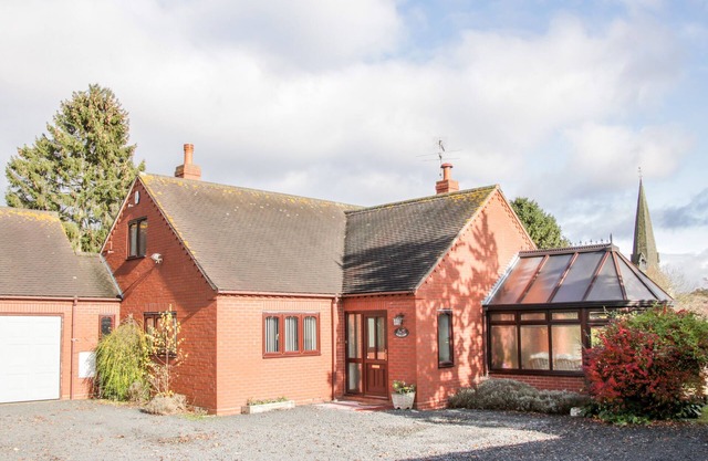 COURT FARM, family friendly, with open fire in Cleobury Mortimer