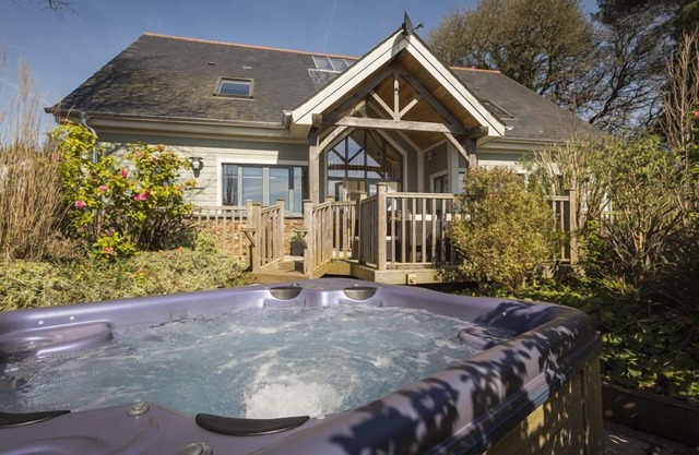 COURT LODGE, HILLFIELD VILLAGE, family friendly in Dartmouth