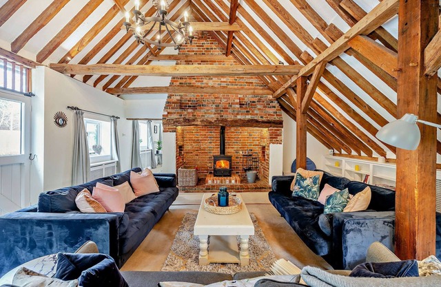 Court Lodge is a substantial and picturesque twin roundel oast house set in pretty gardens within th
