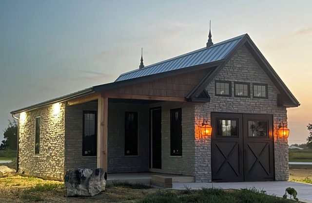 Courtside Cottage next to Pickleball Warehouse. Unique place to stay!