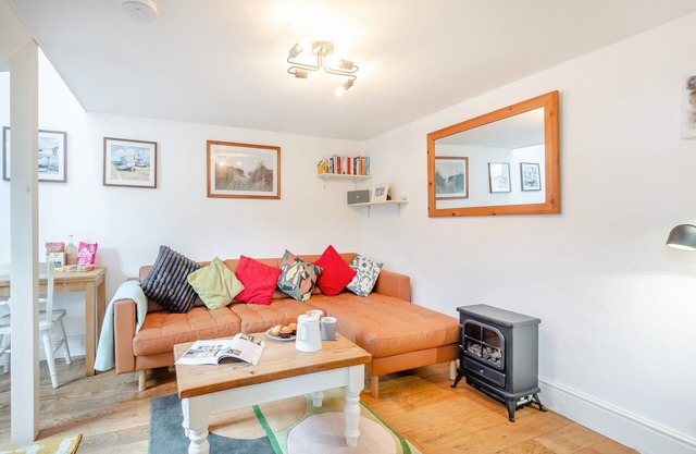 Courtyard Cottage - One Bedroom House, Sleeps 2