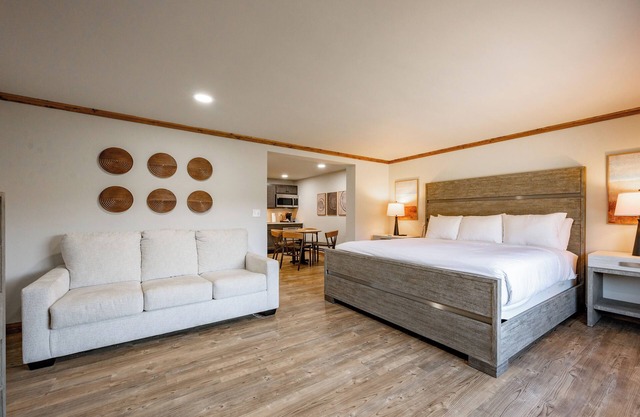 Cove Creek Lodge 104: Poolside Executive King Suite