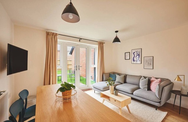 Coventry Serviced Home for 6 +2, 150Mbp Wi-Fi + Parking
