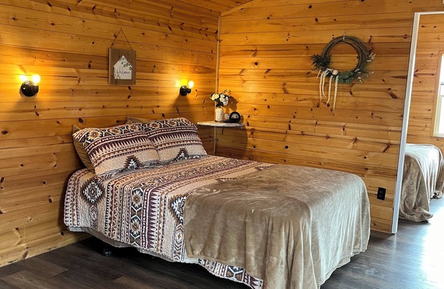 Cowboy Cabin #2 on a working cattle ranch very close to Crater Lake