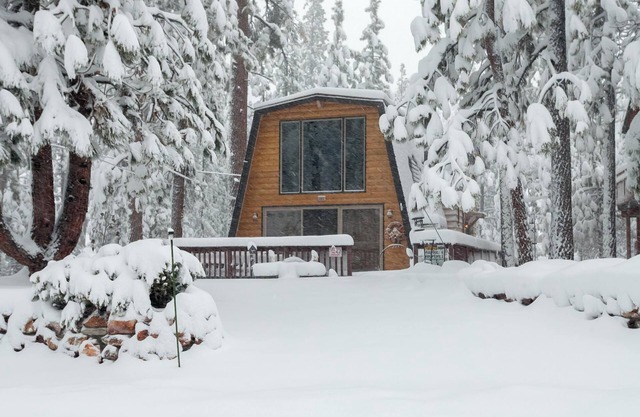 Cowboy Chic by Destination Big Bear : Pool Table! Outdoor Hot Tub! Wood Burning Fireplace! WiFi! Cable! BBQ! Large Yard!