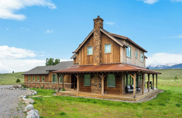 Cowboy Retreat- A gorgeous 3 bedroom home near Chico Hot Springs with views!