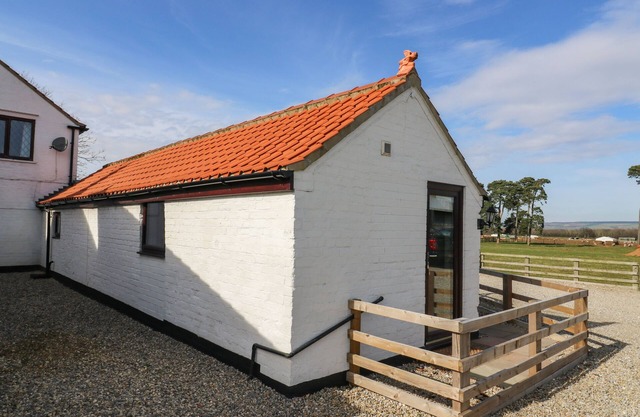 COWSHED COTTAGE, pet friendly, with pool in Rillington