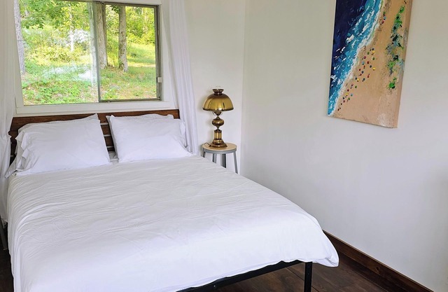 Coxy 1 bedroom w/a view of lake Mazinaw just 7KM from Bon Echo Provincial Park