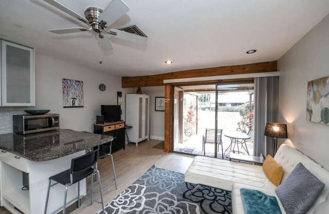Cozy 1/1 Condo Overlooking the Groves Golf Course Community Pool
