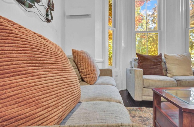 Cozy 1-Bed Apt | Mins to Downtown & Beach|Parking