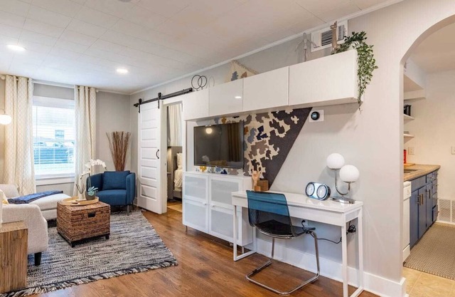 Cozy 1-Bed with Gated Backyard, Near KU Med 22