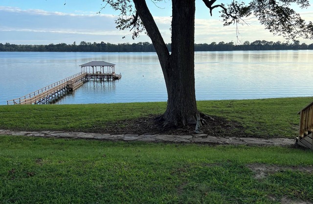 Cozy 1 bedroom, 2 queen beds with sofa couch lakefront nEagle Lake Getaway