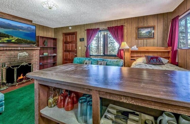 Cozy 1-Bedroom 4 plex Chalet with Fireplace & Kitchenette. NO PETS.