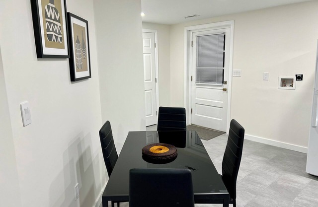 Cozy 1-bedroom apartment in brilliant Cheltenham with WiFi, AC