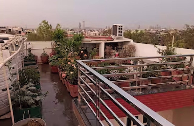 Cozy 1-bedroom apartment with fitness room and AC in enjoyable New Delhi