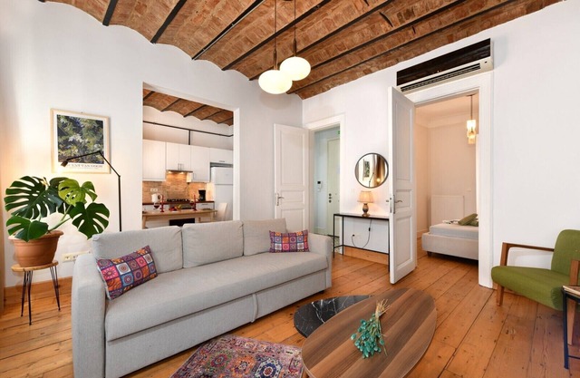 Cozy 1-bedroom apartment in terrific Istanbul with AC, WiFi