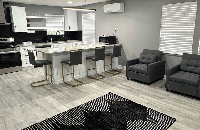 Cozy 1-bedroom apartment with AC, WiFi in charming Seabrook minutes for Kemah,