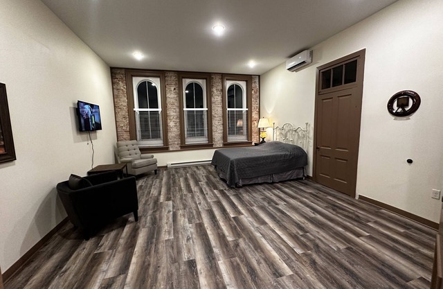 Cozy 1 bedroom apartment located in beautiful downtown New Ulm Mn.