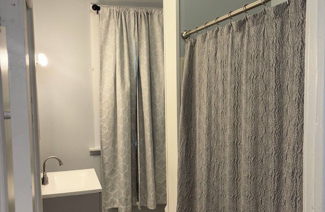 Cozy 1-bedroom apartment in Historic Mill Hill with AC, WiFi