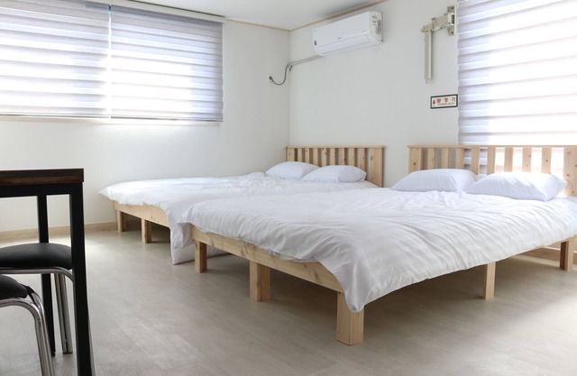 Cozy 1-bedroom apartment in wonderful Seoul with AC, WiFi near Metro and Mall