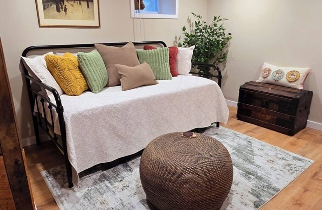 Cozy 1 bedroom basemant apt with private entrance and AC in the heart of Salem