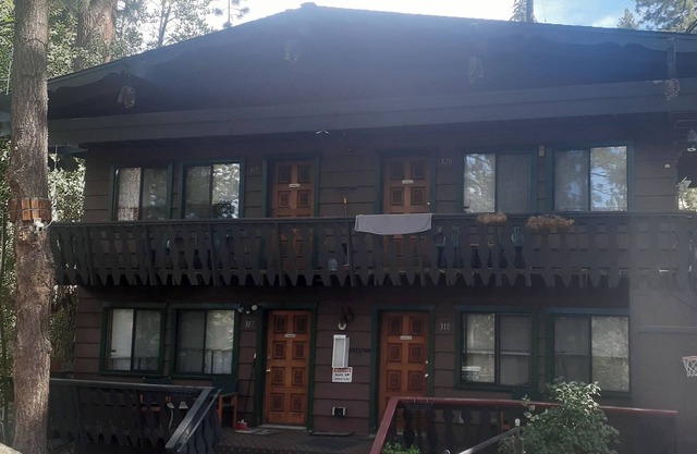 Cozy 1-Bedroom Chalet with Fireplace & Kitchenette. Great South Lake Location