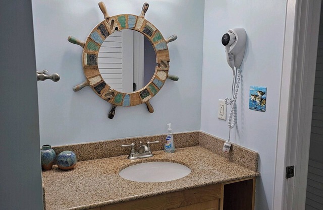 Cozy 1-bedroom condo in Hatteras with AC, WiFi, pool, walk to restaurants