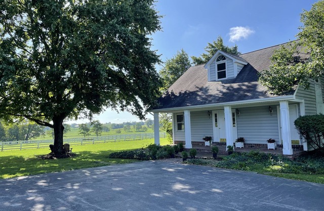 Cozy 1 bedroom cottage on picturesque horse farm