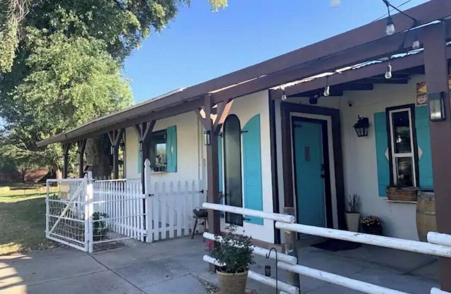 Cozy, 1 bedroom Cottage with Mountain views!