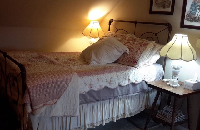 Cozy 1-bedroom loft efficiency apartment in tranquil Ledbetter with WiFi, AC