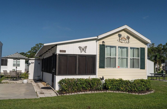 Cozy 1-bedroom mobile home with AC, WiFi in welcoming Sarasota at Sun Outdoors