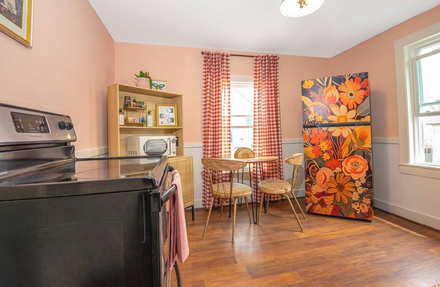 Cozy 1-Bedroom Retro Apartment in Waterford