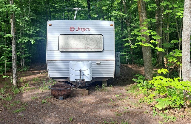 Cozy 1-bedroom RV with 5 beds has WiFi and AC in marvelous Cloquet.