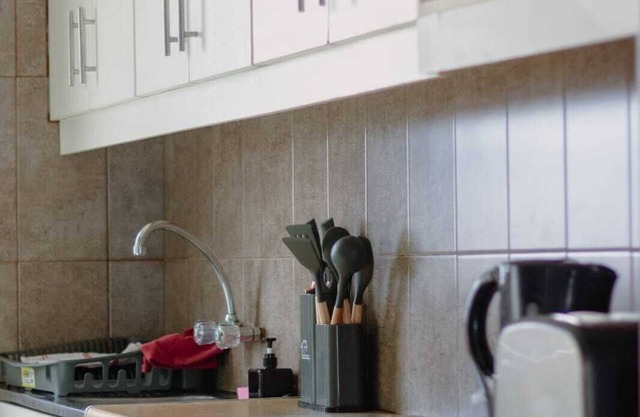 Cozy 1-Bedroom Self-Catering Apartment with Modern Amenities in Cape Town