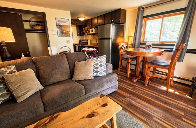 Cozy 1 Bedroom, Sleeps 3, Steps from Shuttle! Hot Tub! Loved by guests!