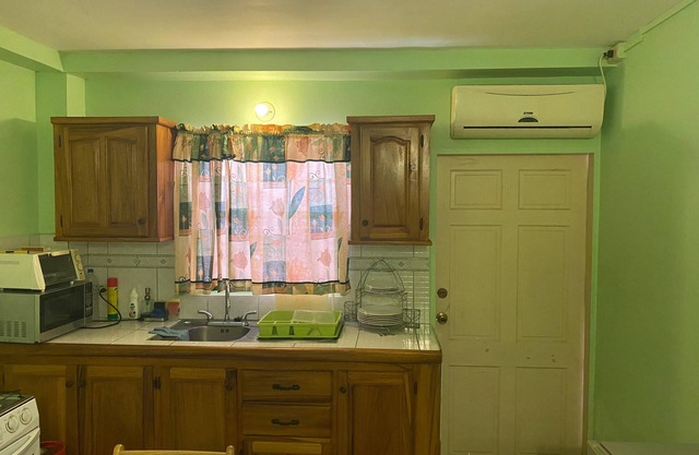 Cozy 1-bedroom studio apartment in pleasant Bon Accord with WiFi, AC