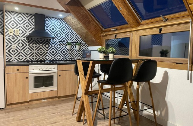 Cozy 1-BR Apt with Pool, Near Downtown, Parking Included, Sleeps 4