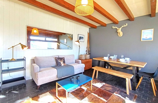 Cozy 1BR for 4 with south balcony and parking at 1700m elevation
