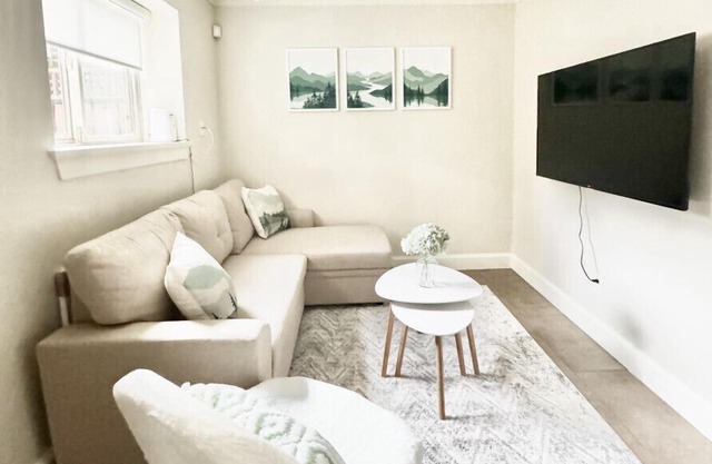 Cozy 1BR Near Skytrain - Explore Vancouver Easily
