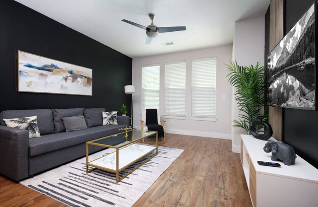 Cozy 1BR w/Gym, Parking, Near King Wms&Towers