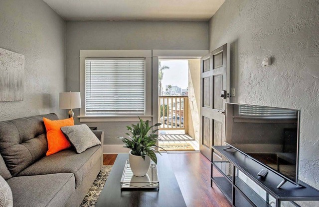 Cozy 2/1 Apt W/Balcony | San Diego