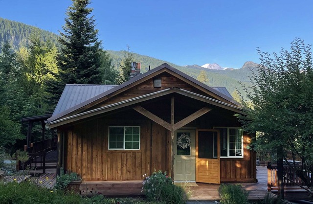 Cozy 2-bdrm dogs-welcome cabin w/hot tub in private riverfront setting