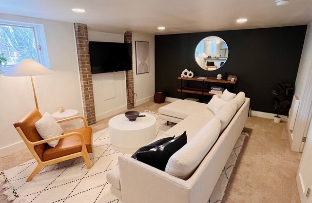 Cozy 2 bed apartment in the heart of SE Portland. Full kitchen & washer dryer!