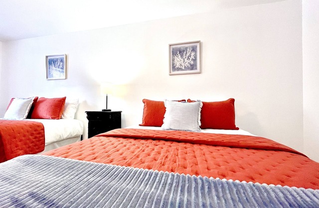 Cozy 2 Bed Apartment - Free Wi-Fi & Parking