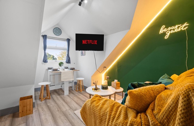 Cozy 2-Bed Attic | 5 Mins to BHX Airport & NEC